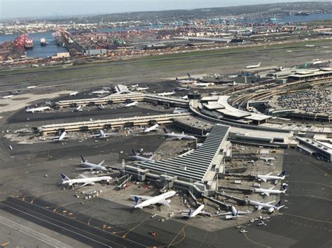 Newark International Airport: vervoer naar New York en …