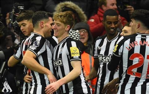 Newcastle defies long injury list to earn dominant win over Man United. Arsenal leads by 4 in EPL