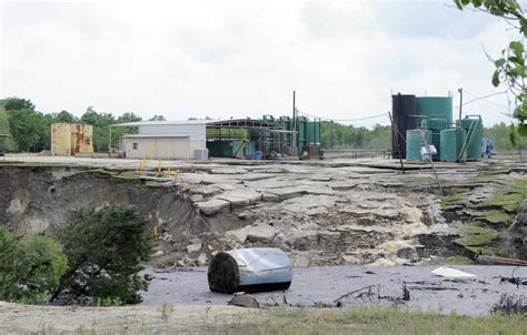 Newly active Texas sinkhole unearths forgotten fears in some