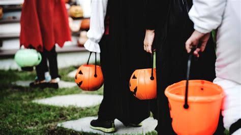  This year Beggars' Night falls on Monday, October 30. Be safe and have fun as you trick-or-treat through Newton's neighborhoods from 6 - 8 p.m.! . 