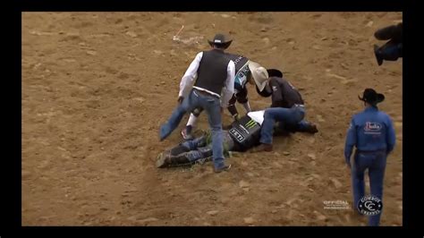 Scary wreck as JB Mauney hangs up to Rafter G rodeo’s Johnny Thunder at 2021 National Finals Rodeo in Las Vegas Nevada. 