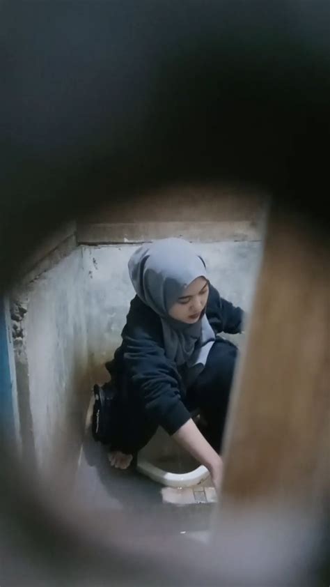 Toge ABG SMA Indo Jilbab Hitam Colmek Memek Sempit Basah-- Movie. . Ngintipmandi