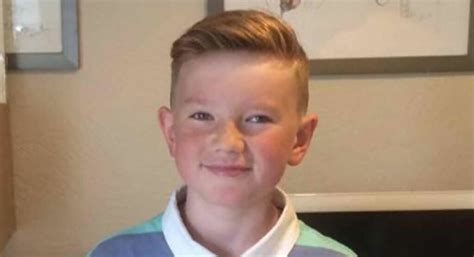 Niño británico que estuvo desaparecido durante seis años dice que es “surrealista” estar en casa y envía mensaje a su madre
