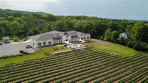 16 Apr 2019 ... Our Favorite Wineries · Chateau des Charmes: Just as classy as the name sounds, this winery is at the start of Niagara-on-the-Lake and is a .... 