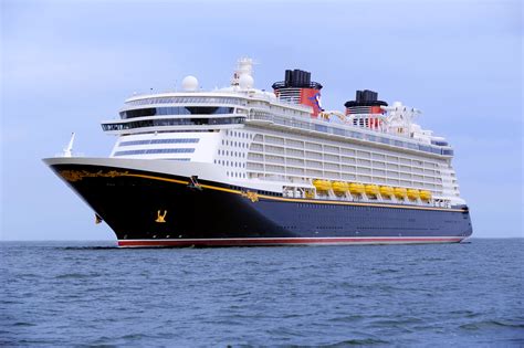 Nicest cruise ships. The average cruise ship weighs from 20,000 to 60,000 tons, though cruise ship weights are usually calculated using gross registered tons. One GRT is equal to 100 cubic feet of encl... 