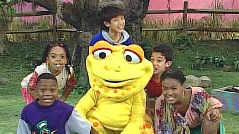 Gullah Gullah Island was a children's show on Nickelodeon 's Nick Jr. block that aired from 1994 to 1998. The block's first live-action show stars a Gullah family and their tadpole friend Binyah Binyah Polliwog living on an island off the coast of South Carolina.. 