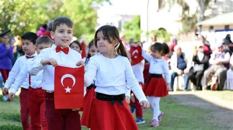 Nisan'ın Türkiye'de ulusal bayram olarak kabul edilmesinin nedeni, 1920'de o gün Türkiye Büyük Millet Meclisi'nin açılmış olmasıdır.