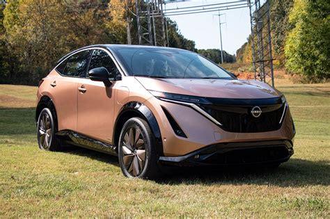 Nissan ariya review. 2023 Nissan Ariya e-4ORCE Review: Range and charging. The Ariya e-4ORCE’s range depends on the battery pack. The smaller pack is good for 205 miles, or 330 kilometers in Canada. The 87.0-kWh ... 