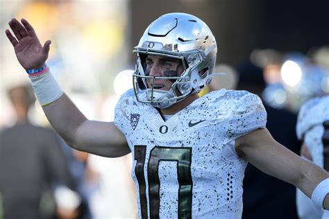 Nix throws for 404 yards, 6 TDs as No. 6 Oregon rolls to 49-13 win over Arizona State