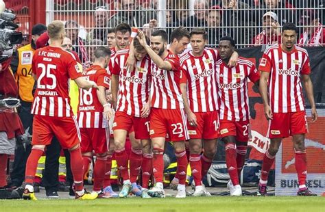 No diving: Leverkusen beats Bayern 2-1 to leave Dortmund top