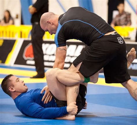 No gi jiu jitsu. Clothing – this is, obviously, the main difference between gi and no- gi. In the latter, while grappling you normally wear a BJJ rash guard and shorts. In gi grappling, you wear a traditional uniform that can be used for your advantage while rolling, as it provides for more protection and is not a strain on you. 