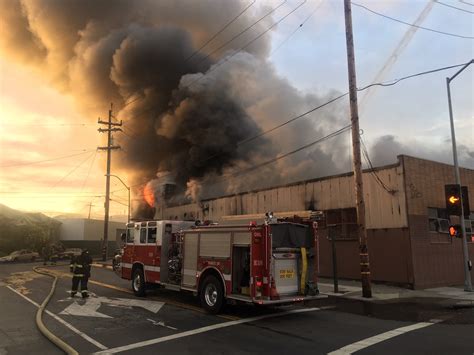 No injuries in early morning Oakland warehouse fire