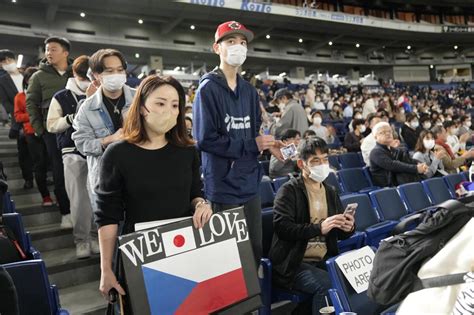 No masks required, but Japanese fans still wear them at WBC