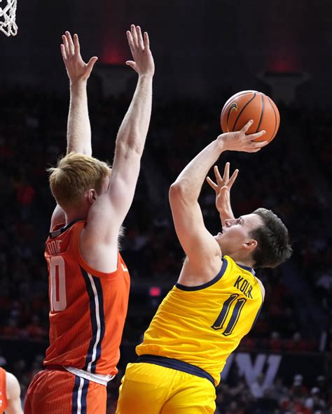 No. 4 Marquette beats No. 23 Illinois 71-64 behind 24 points from Tyler Kolek