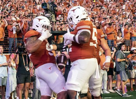 No. 4 Texas explodes for 21 4th-quarter points, runs away from Wyoming 31-10