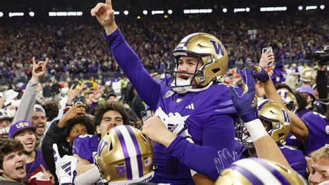 No. 4 Washington finishes perfect regular season with 24-21 win over Washington State in Apple Cup