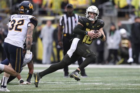 No. 6 Oregon hands Cal a 63-19 loss as Bears suffer four straight loss to Top 25 opponent