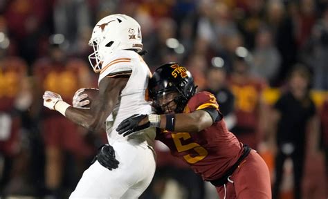 No. 7 Texas flexes muscles with its run defense, Baxter goes for 100+ in win over Iowa State