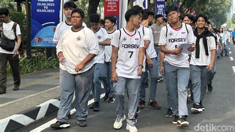 Nonton SMA ML bus & Cewek cantik bugil referensi bokep indo nyepong konten khusus di LIPPO PLAZA manajer influencer hijab terpukau akses tak terbatas image 1