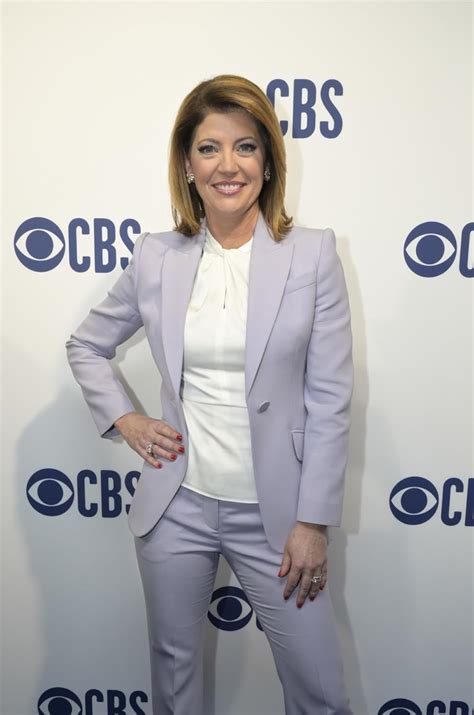 Norah O’Donnell Height. O’Donnell stands at an average height of 5 feet 8 inches and is of moderate weight weighing 55 kg (121 lbs). Her other body measurements are 36C-27-37 inches. In addition, she has blue eyes and brown hair.. 