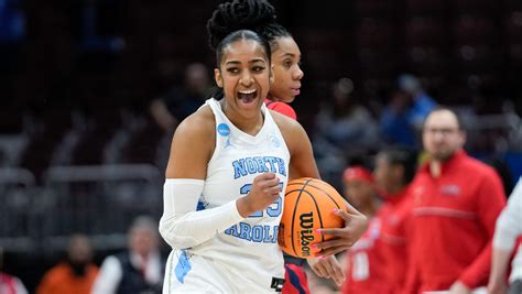 North Carolina holds off St. John’s 61-59 in March Madness