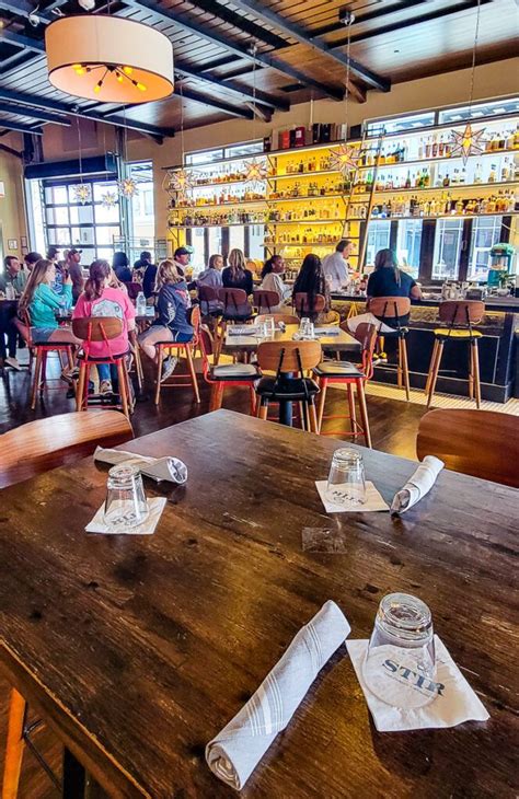 North hills dining. Raleigh’s North Hills area is teeming with fantastic restaurants and bars. After a day of shopping, visiting the Midtown Farmers Market or dancing to live tunes at the Midtown Beach Music Series or another concert at Coastal Credit Union Midtown Park, you’re bound to have worked up an appetite! Check out a few of our favorite spots to eat … 