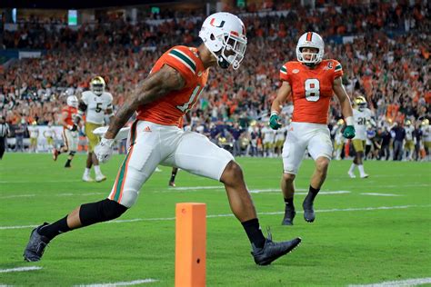 Notre dame versus miami. Odds for Miami vs. Notre Dame. Coming into the game, Miami is a 4.5-point favorite over Notre Dame, per FanDuel. The Hurricanes are also currently listed at -196 for the moneyline, right now, while the Fighting Irish are sitting at +162. The point total for the game is currently set at 139.5 points. 