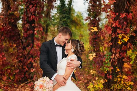 November wedding. Add in a fall floral arrangement consisting of peppergrass, lisianthus, heuchera, sage, scabiosa, and honey dijon roses for the perfect setup. Together, … 