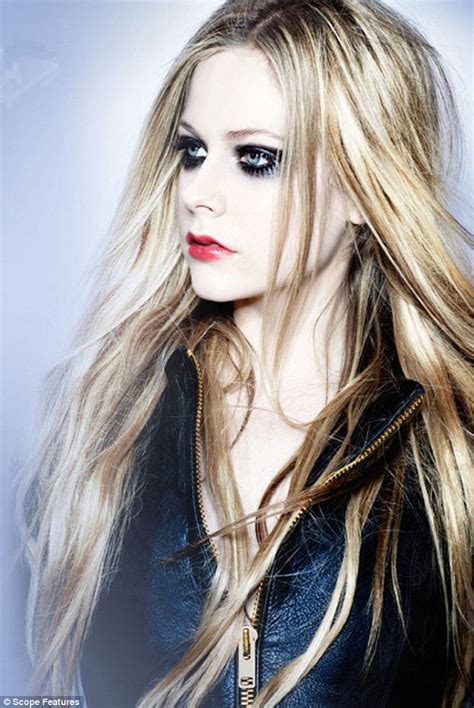 Nude avril lavigne. As you've no doubt noticed by now, Lavigne is completely naked on the album cover, with an acoustic guitar covering up all the NSFW bits. As for the tracklisting, it contains 12 new songs,... 