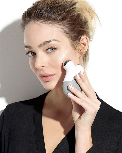 Nuface mini will not turn on. HOW TO USE. Step 1: Cleanse your skin of any skincare and makeup with an oil-free cleanser. Step 2: Apply a mask-like layer of your chosen activator with the NuFACE Applicator Brush. Step 3: Power on your NuFACE device and choose your desired treatment level. Step 4: Glide the device over your face and neck in sections. 