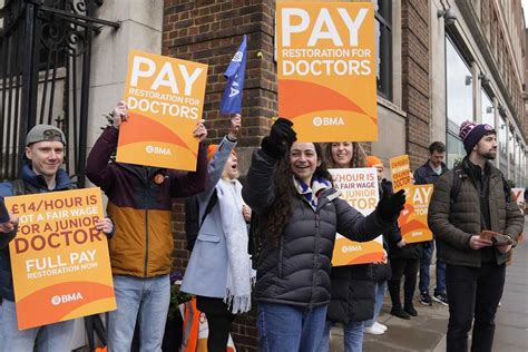 Nurses, paramedics reach pay deal to end England strikes