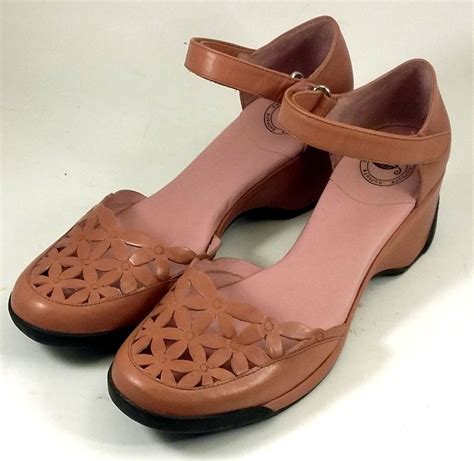 SOUL Naturalizer Women's Peace Shoe, Black, 5 M US : : Clothing,  Shoes & Accessories