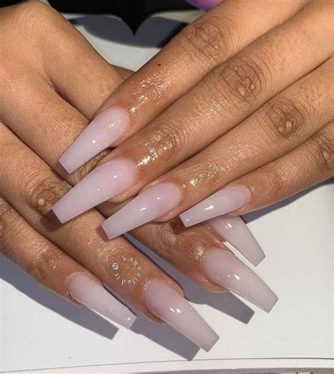Genetics, your health, and natural nail thickness are important parts in determining what color your nail turns as it leaves the fingertip. The average number of keratin layers people have is about 50 layers in their fingernails (100 for toe nails). A person with 40 layers may have tips that stay more transparent.. 