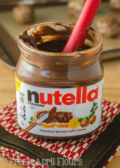 Nutella peanut. An ounce of peanuts is about 28 whole peanuts. A handful of peanuts is also about an ounce, which makes it easy to measure them out. Peanuts are high in protein, as one-third of th... 