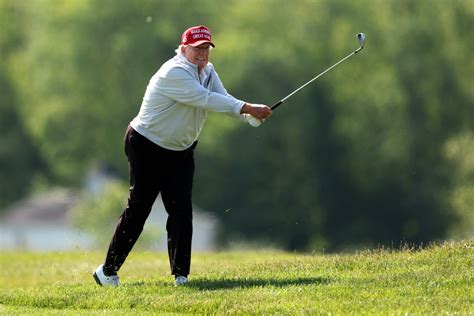 Ny bok avslöjar: Så fuskar Donald Trump i golf