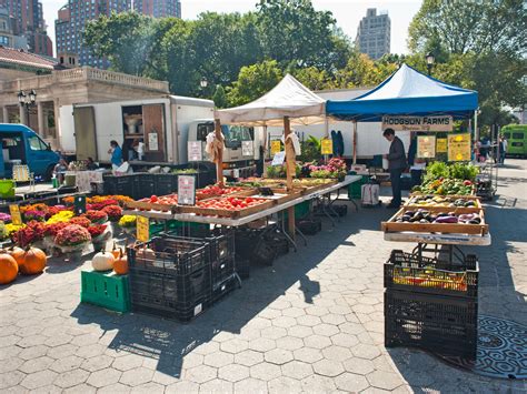 Nyc farmers market. The Abingdon Square Greenmarket has brought local farms and farmers to Greenwich Village since 1994. Farmers rave that they are on a first name basis with neighbors at Abingdon Square, where early birds snap up classic and heirloom vegetables, fruit, fresh caught fish, and farmstead goat and cows milk cheeses. Fresh cider and microbatch … 