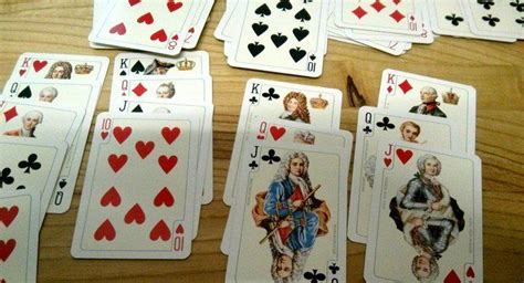 Oğlanla kart oyunu  Bakıda bir çox insan qumar oynamaqdan həzz alırs