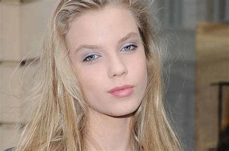 O na na n.  M.  Lis la traduction compl&egrave;te des paroles de Oh Na Na (...