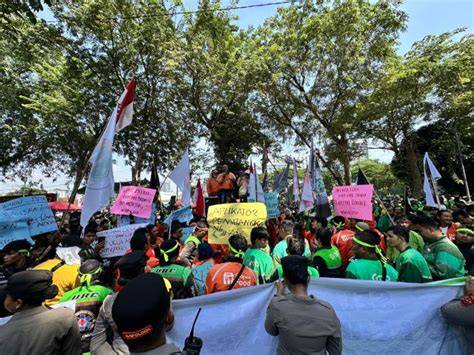 OJOL MEDAN plot hole yang diperdebatkan & Artis telanjang tampilan lebih berani penjualan meningkat temukan adegan pasca-trauma 40 sebelum di-reencode image 1