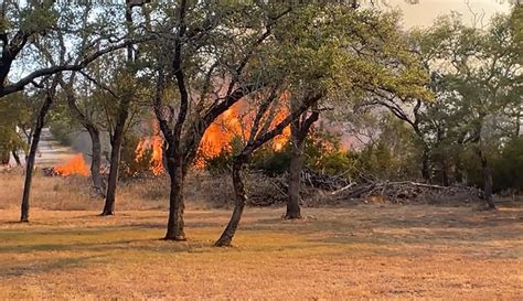 Oak Grove wildfire estimated at 400 acres, 30% contained; Kyle mayor said 1 home destroyed