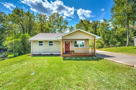 Oak ridge tn real estate. See photos and price history of this 3 bed, 1 bath, 1,048 Sq. Ft. recently sold home located at 113 Albany Rd, Oak Ridge, TN 37830 that was sold on 04/01/2024 for $220000. 