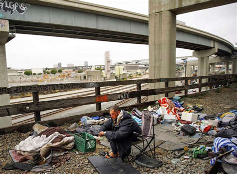 Oakland authorities begin clearing out last vestige of Wood Street homeless camp
