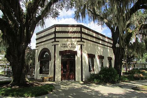 Oakland fl. This gem of a town is surrounded by enormous moss-draped oak trees and is located on the southern shores of Lake Apopka. Incorporated in 1887, Oakland now has about 2,200 residents within its quiet, serene country atmosphere. Oakland is also home to the West Orange Trailhead and the Oakland Nature Preserve. The trailhead brings thousands of ... 