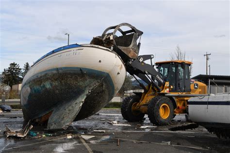 Oakland police clear abandoned boats, “anchor-outs” warned to leave estuary