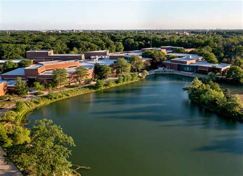 Oakton des plaines. Development on the new site began in 1975, and Oakton's beautiful Des Plaines campus opened for students in June 1980. Today, this scenic campus at 1600 East Golf Road sits in a forest preserve and includes a 435,840-square-foot main building and a 7,300-square-foot grounds maintenance building. 