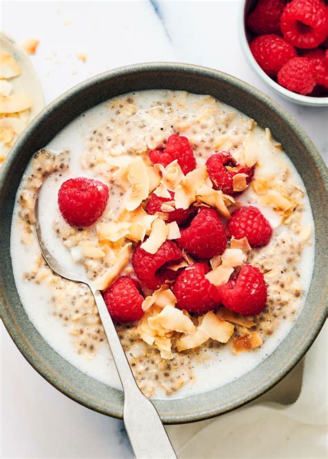 Oatmeal with milk. There are 160 calories in 1 package (40 g) of Quaker Instant Oatmeal with Milk. Calorie breakdown: 14% fat, 75% carbs, 11% protein. Related Oatmeal from Quaker: Instant Oatmeal - Blueberry Strawberry: Cookies and Cream Oatmeal: Instant Oatmeal Protein - Apples & Cinnamon: 