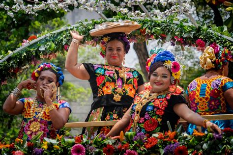 Oaxaca zapoteco. La Danza de la pluma. Esta danza radica principalmente de las tradiciones de los Zapotecas y también es conocida como el baile de la Guelaguetza, este mismo nació en el Monte Albán y representa todo el conocimiento del universo que tienen los Zapotecas, esta es una manera de representar eso con la danza de la pluma. 