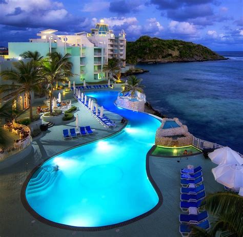 Obbr st maarten. Nicest/Safest area of St.Maarten. Few steps from Simpson beach, Maho Beach nightlife/restaurants. 5-10mn walk on the beach to Karakter Beach bar and Sunset Beach Café. Very clean. Perfect for single or couple. Sleep up to 3 with sofa bed.. 