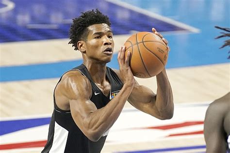 Ochai obagi. Jun 19, 2022 · Ochai Agbaji Highlights. Ochai Agbaji – a 6’5” shooting guard – is projected to go in the 13-18 range of the 2022 NBA Draft. Agbaji’s limited ceiling pushes him out of the top 10, but he possesses one of the highest floors in this draft outside of the top 5 picks. At 22-years-old, his age will also heavily factor into his draft slot. 