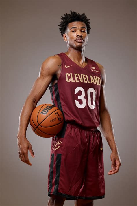 8 lis 2022 ... According to Woj, the Cavs are getting the 6-foot-1 star for Lauri Markkanen, Collin Sexton, Ochair Agbaji, three unprotected first-round picks .... 